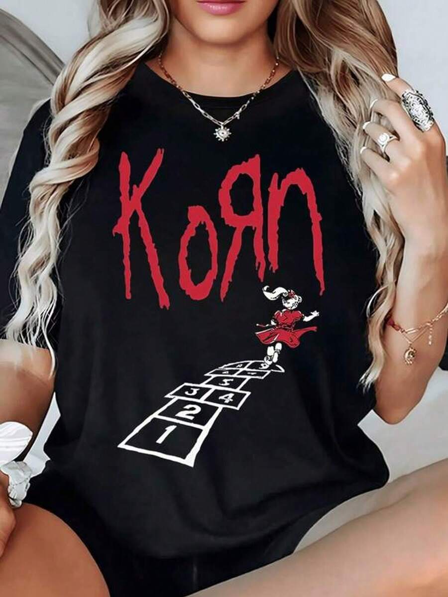 Ni?a saltando alegremente en juego de rayuela con números grandes bajo letras rojas que transmiten energía y rebeldía camiseta de mujer 100% algodón 220g