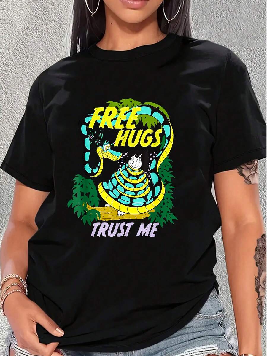 Serpiente colorida abrazando a un gato con la frase divertida Free Hugs Trust Me" simboliza humor, ironía y amistad en un entorno tropical camiseta de mujer cómoda y casual adecuada para uso diario - Negro - Ver 1