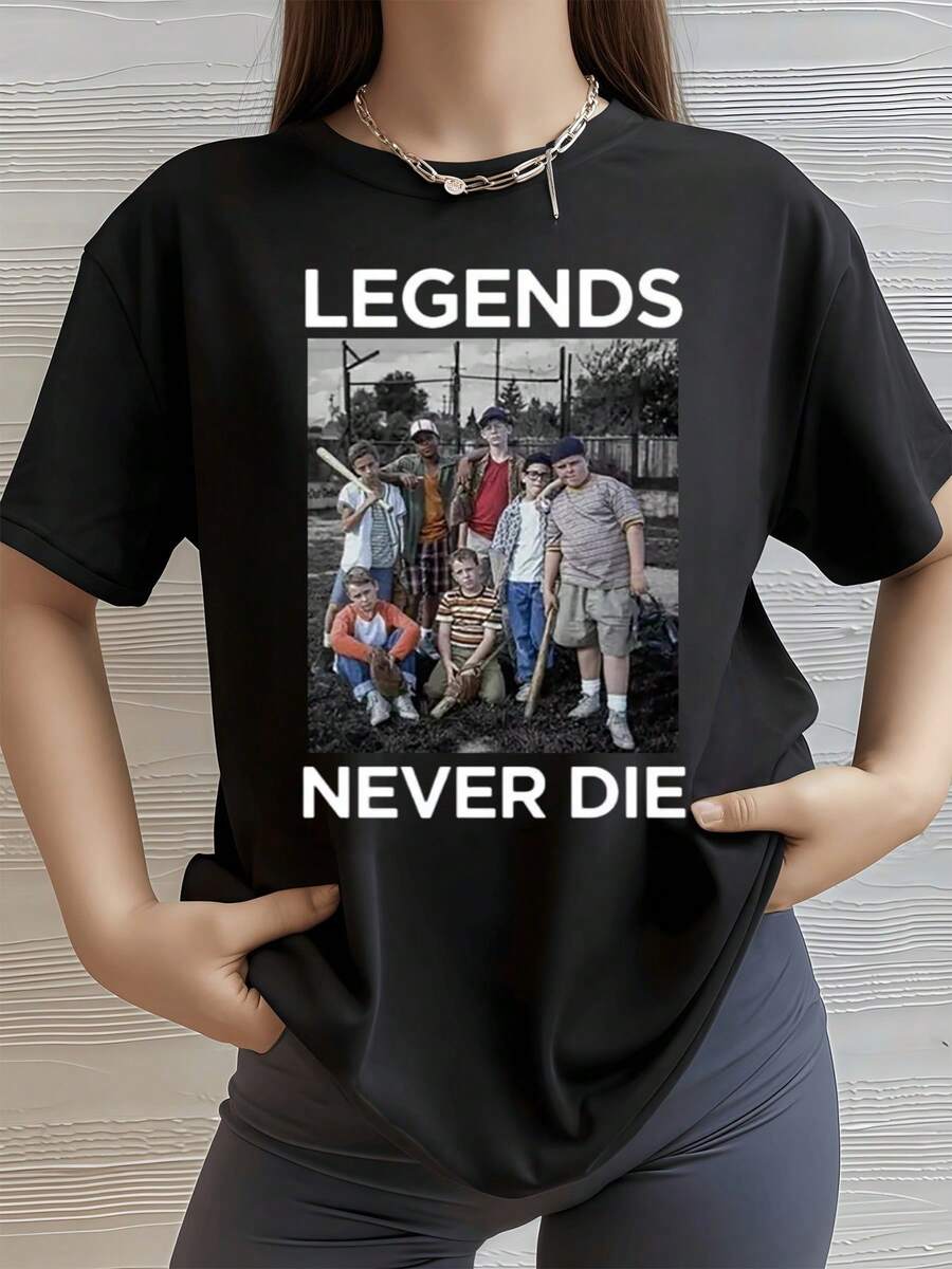 Grupo de jóvenes posando juntos en un campo mostrando unión amistad y espíritu de equipo que transmite nostalgia y fuerza interior camiseta de mujer casual moderna cómoda para uso diario - Negro - Ver 1