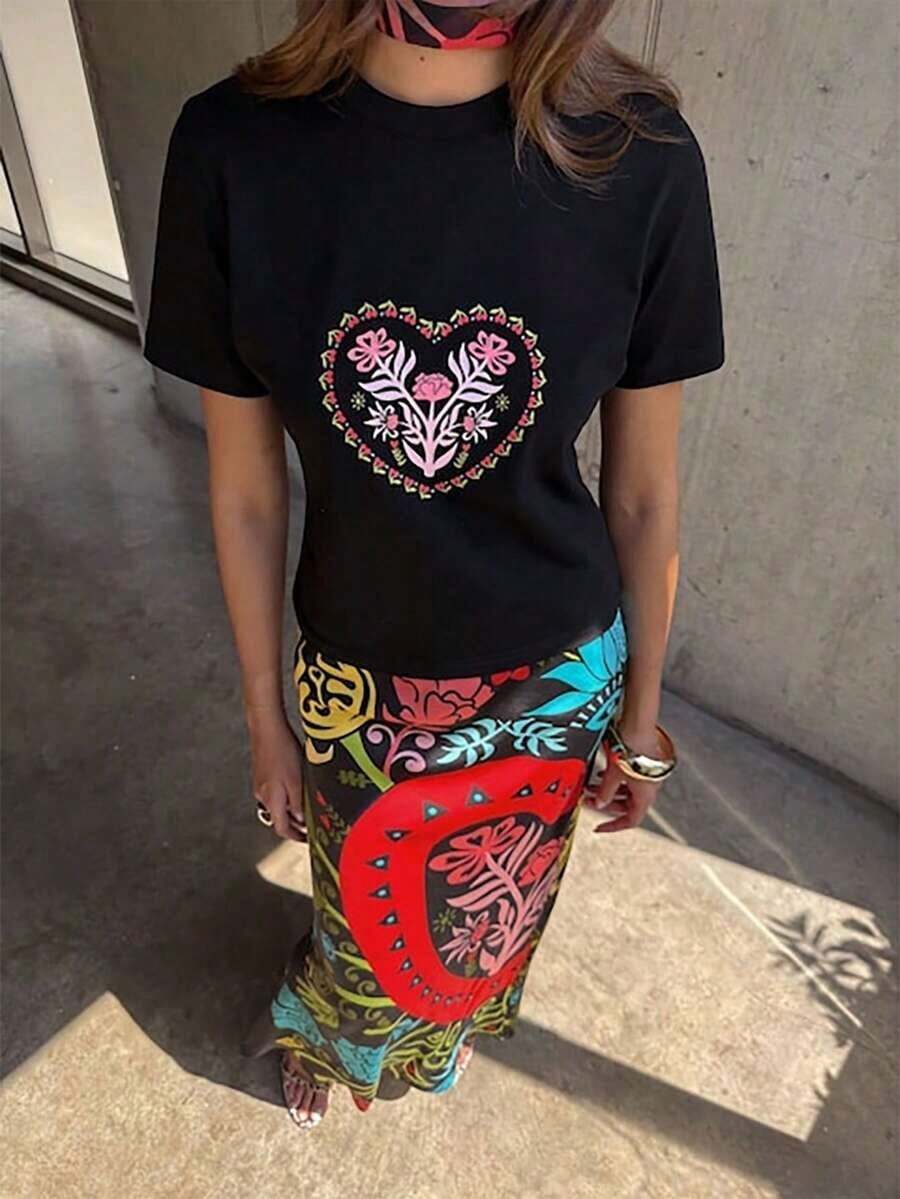 Camiseta de mujer de corte ajustado con bordado de corazón y estampado floral, estilo boho chic inspirado en el arte popular, cuello redondo y manga corta, ropa de calle estética Y2K maximalista, top transpirable para uso diario, camisa de verano de estilo mexicano a la moda, perfecta para vacaciones, festivales de verano, citas nocturnas, reuniones informales, paseos por la ciudad, viajes, estilo urbano, reuniones informales, ropa para el campus universitario, atuendo para resorts, eventos temáticos de arte, fiestas. PRFK - Negro - Ver 1