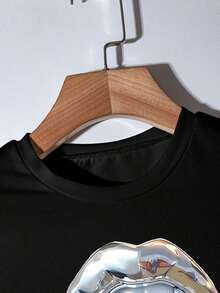 Camiseta casual de cuello redondo ajustada y corta con estampado de labios grandes en plata - Negro - Ver 3