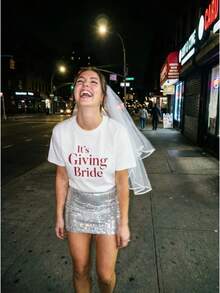 Es una camiseta de "Mrs", camiseta de "futura novia", atuendo para la época nupcial, camiseta para la despedida de soltera, top para la fiesta de compromiso, top para la fiesta de despedida de soltera - alta calidad. - Blanco - Ver 3