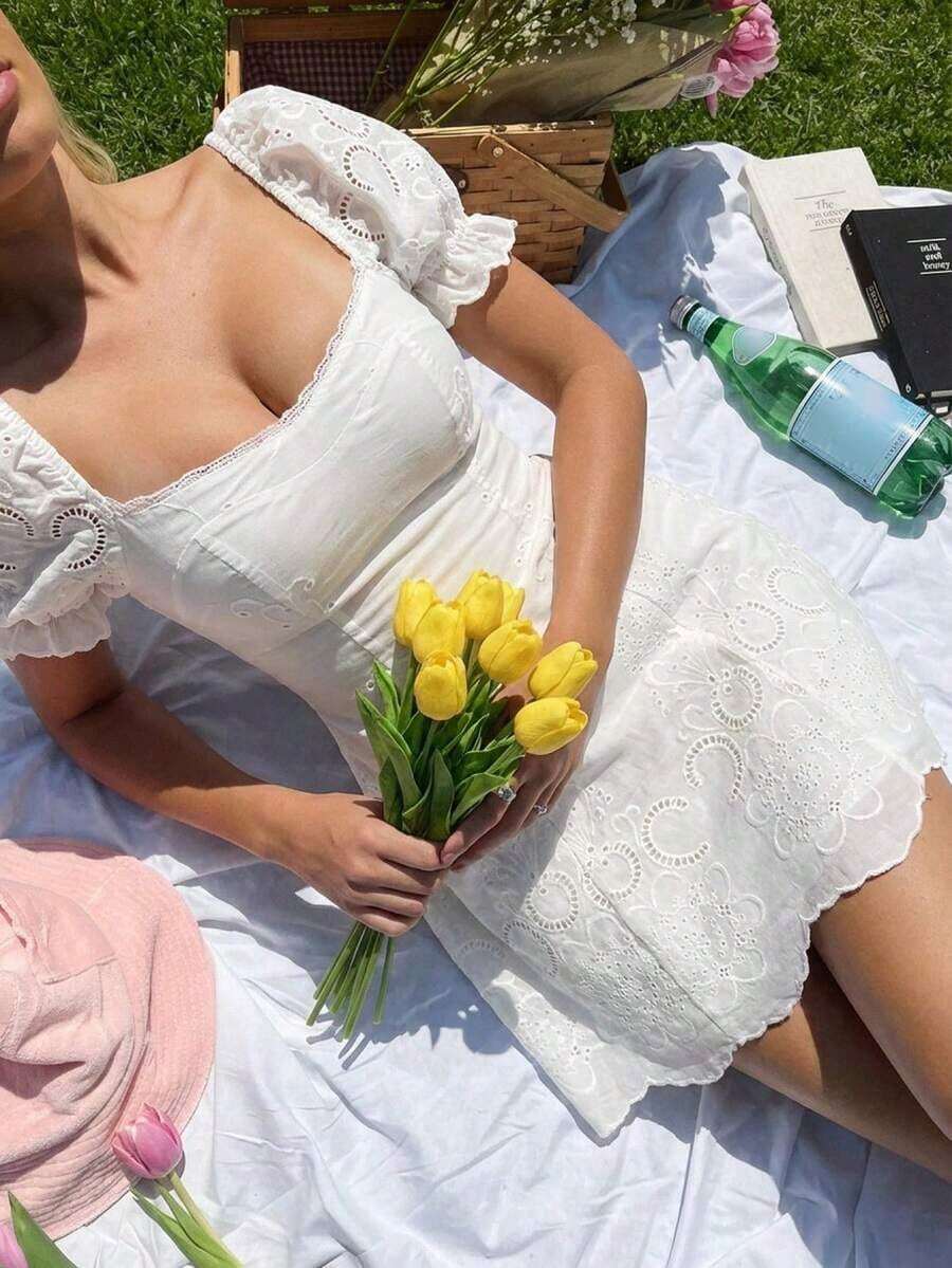 Vestido corto elegante de mujer con cuello cuadrado, bordado y calado, de manga corta - Blanco - Ver 1