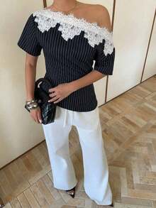 : Elegante Top Negro de Satén con Escote Asimétrico y Detalles de Encaje.Esta camiseta de manga corta con bajo asimétrico presenta una silueta estilizada y favorecedora, lo que la convierte en una opción elegante y versátil tanto para el trabajo como para el uso casual.Verano - Azul Marino - Ver 4