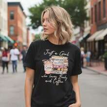 Women's Pure Cotton T-Shirt With Graphic Print "Just A Girl Who Loves Books And Coffee", Short Sleeve, Round Neck, Casual Top For Everyday Wear, Sizes S-5XL, Soft And Breathable Fabric, Gift T-Shirt For Coffee And Literature Lovers, Classic White Basic T-Shirt For Book Lovers, Suitable For Spring, Summer And Autumn. - 黑色 - 查看 7