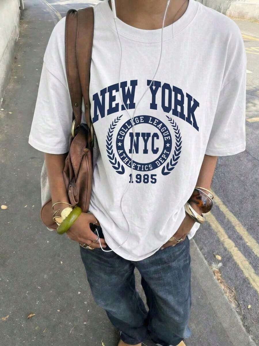 Camia de corte holgado con estampado del escudo deportivo "NEW YORK NYC", estilo universitario retro Y2K, ropa urbana, top casual de deporte de ciudad para verano, camia con lema vintage de campus para uso diario, diseño único unisex Ideal para regalar. Camisetas para mujer, camisetas para hombre, camisas > Elegantes. Estilo bohemio. Blusas suaves, transpirables y cómodas para mujer, ideales para primavera, verano y otoño, perfectas para vacaciones, viajes y uso diario, y para ver partidos. - Blanco - Ver 1