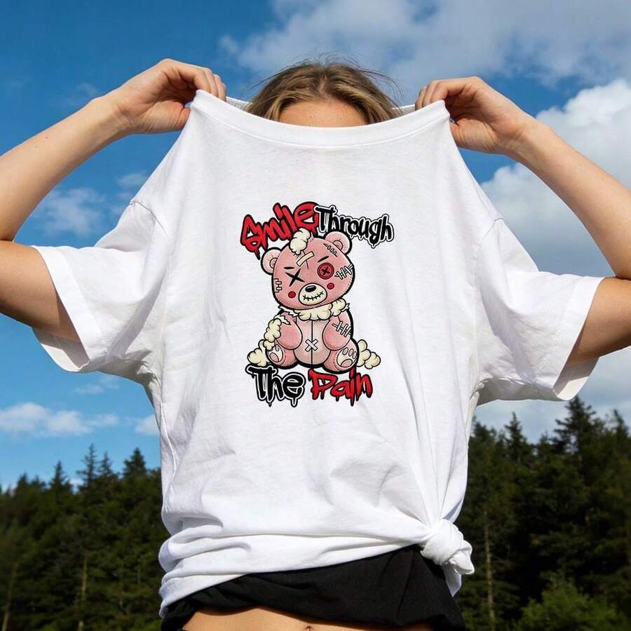 Women's Summer Clothing, Soft And Casual Cotton T-Shirt With Round Neck, Printed With The Phrase "Smile Through The Pain", Pink Bear With Patchwork Stitching And Graffiti Style Print Pattern. White Color. - 白色 - 查看 1