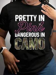 Bonita en rosa, peligrosa en camuflaje, 1 pieza de camiseta de talla grande para mujer, divertida camiseta gráfica de manga corta, novedosa, 100% poliéster, camiseta casual de cuello redondo, 220g, camiseta fresca de verano, estilo unisex. - Negro - Ver 1