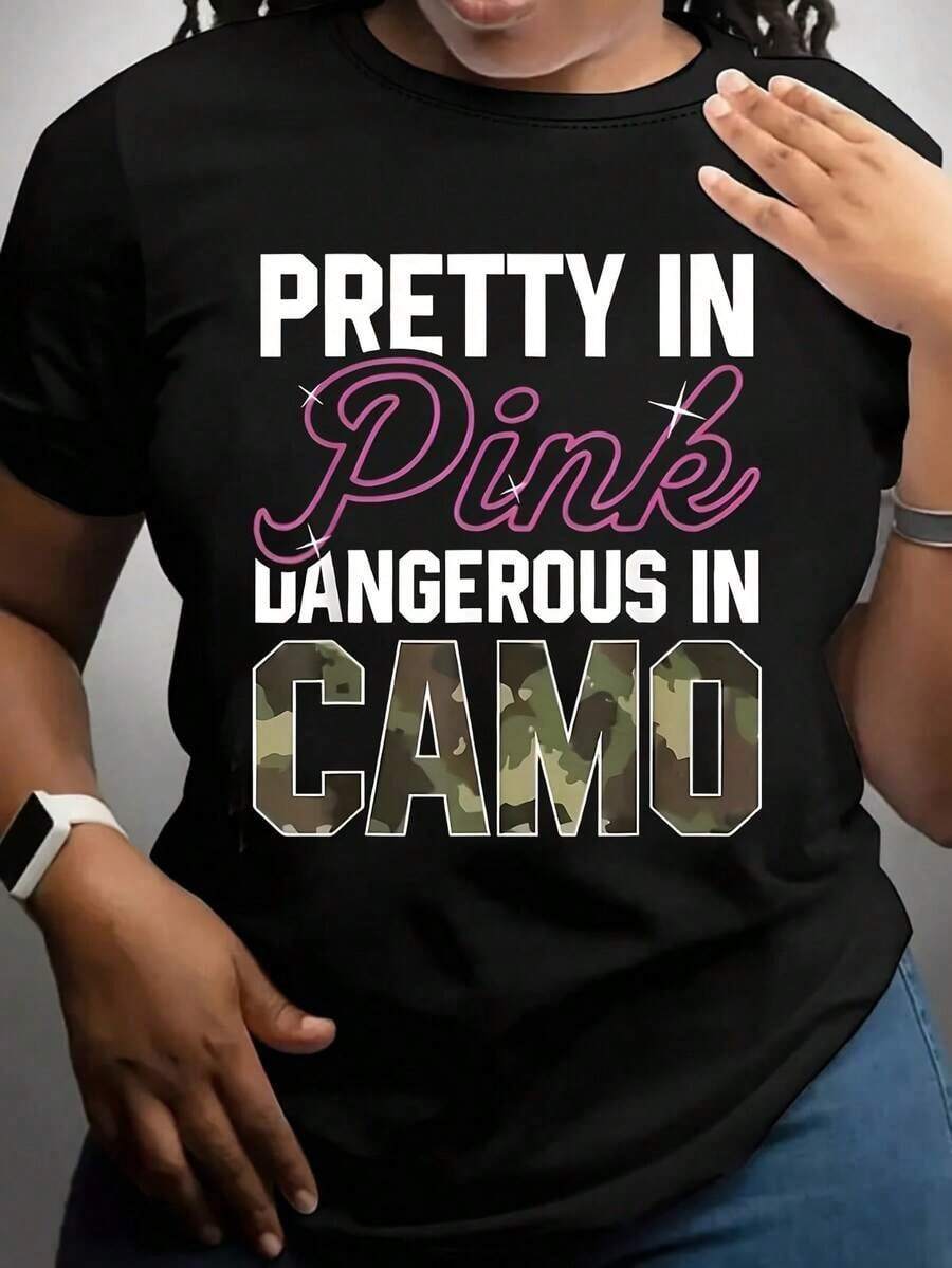 Bonita en rosa, peligrosa en camuflaje, 1 pieza de camiseta de talla grande para mujer, divertida camiseta gráfica de manga corta, novedosa, 100% poliéster, camiseta casual de cuello redondo, 220g, camiseta fresca de verano, estilo unisex. - Negro - Ver 1