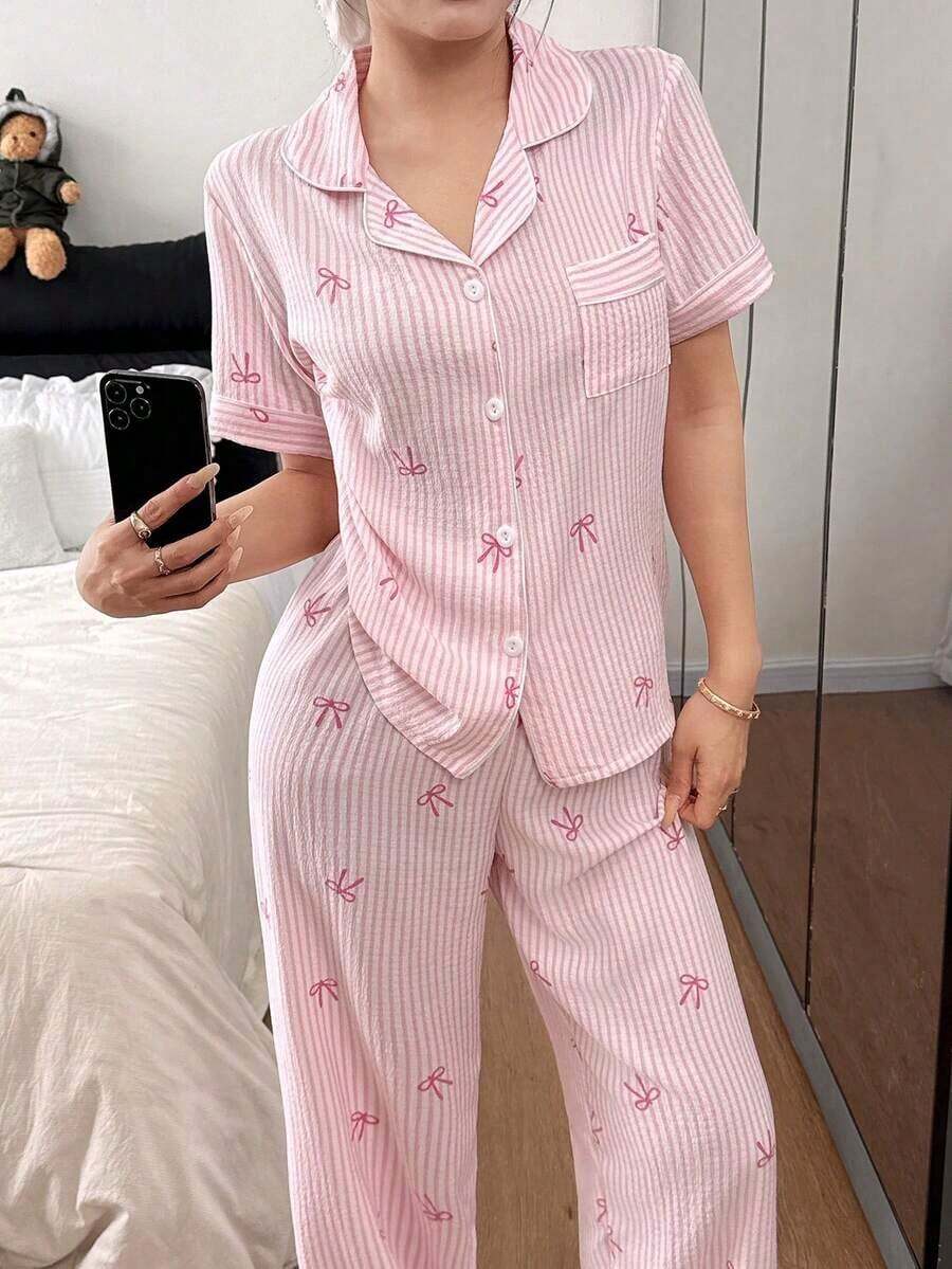 Conjunto de pijama para mujer con estampado de lazo a rayas en rosa, de manga corta y cuello solapa - Rosa - Ver 1