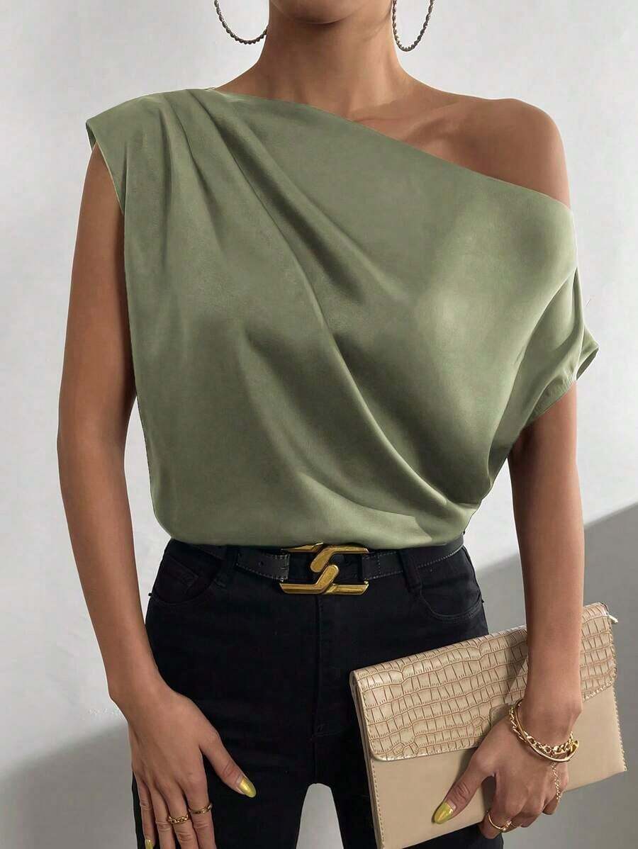 Blusa de satén con cuello asimétrico y hombro descubierto - Verde militar - Ver 1
