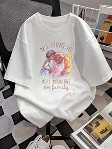 Illustration Showing An Older Woman Sitting Next To A Young Woman Who Tenderly Accompanies Her, Symbolizing The Love And Value Of Family Unity. Women's Comfortable Cut T-Shirt Made Of Soft And Breathable Material For Everyday Wear - 白色 - 查看 2
