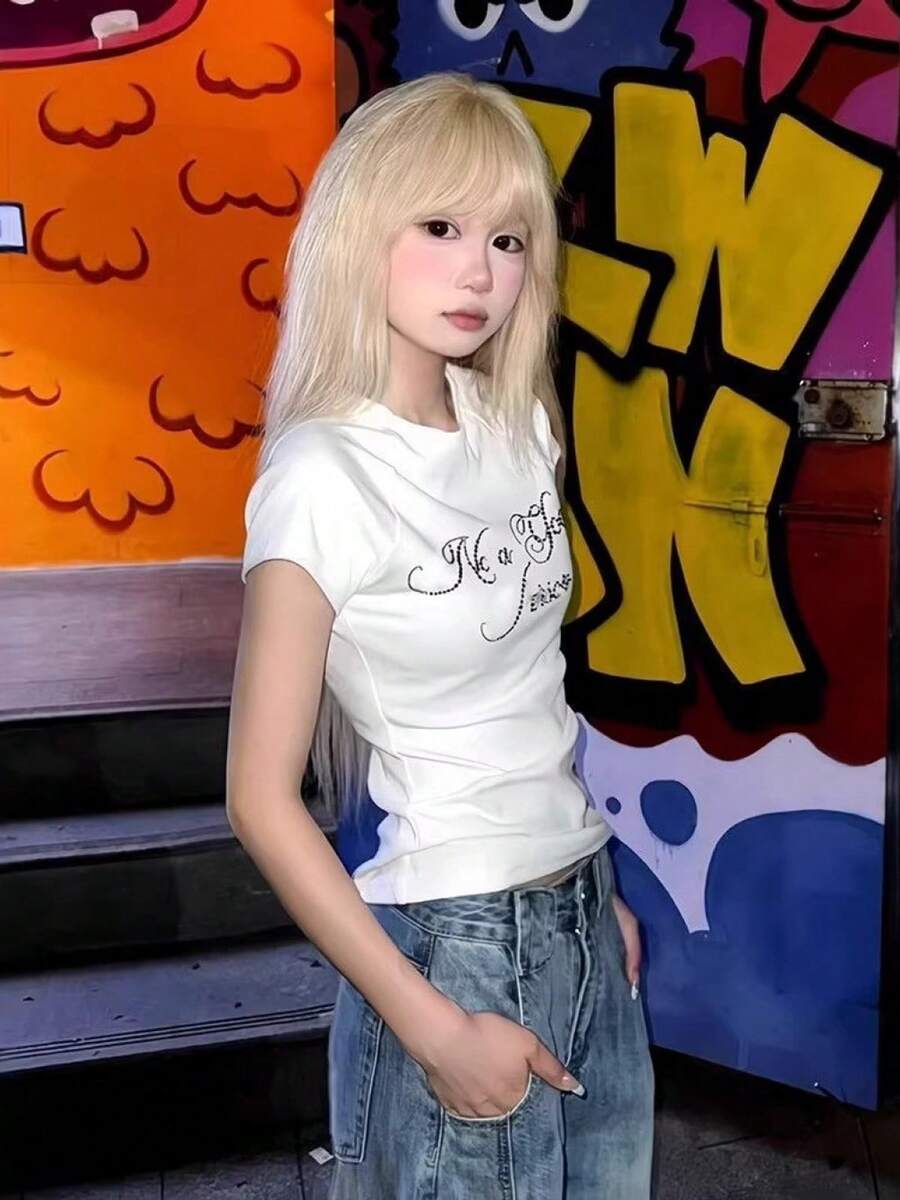 Tシャツ レディース 半袖 タイト ショート丈 クロップド丈 トップス ラインストーン ロゴ 英字 ビジュー カットソー 黒 ブラック ギャル Y2K ストリート系 韓国 ファッション セクシー 着痩せ 細見え 腹出し クルーネック 丸首 ライブ フェス イベント クラブ 衣装 派手 華やか ストレッチ 伸縮性 夏服 カジュアル 大人可愛い ヘソ出し ダンス 10代 20代 春夏 スポーティー クール きれいめ 細身 ボディコン スリム フィット ボディライン 美シルエット シワになりにくい アメカジ コンパクト ベーシック ティーシャツ 夏 - ホワイト - チェックする 1