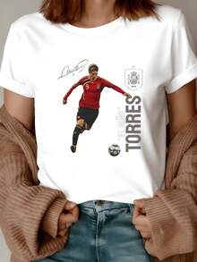 Image Of A Footballer In Motion Symbolizing Sporting Passion And The Energy Of Competing With All Your Heart In Every Play. Comfortable Casual Women's T-Shirt Perfect For Everyday Wear And Sporting Events. - 白色 - 查看 8