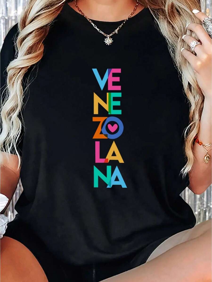 1 camiseta casual para mujer inspirada en la bandera de  - Cuello redondo elástico, mangas cortas, estampado con la palabra VENEZOLANA y diseño del emblema nacional - Adecuada para todas las estaciones, representando la herencia cultural y el orgullo  - Camiseta casual transpirable y duradera de 180g 100% algodón. - Negro - Ver 1