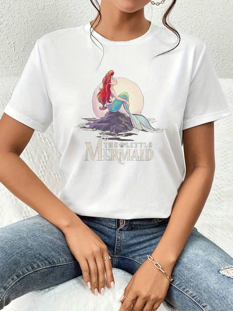 Sirenita junto al mar bajo la luz de la luna simbolizando libertad esperanza y belleza interior inspirada en la conexión con la naturaleza y los sueños profundos camiseta de mujer cómoda y suave para uso diario - Blanco - Ver 1