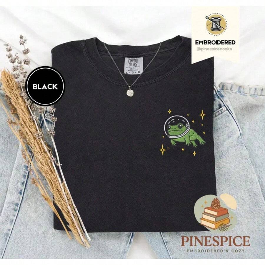 1 Piece, Minimalist Pine Green And Blue T-Shirt, Made Of High-Quality Cotton With An Embroidered Frog Design, Suitable For Couples, Available In Sizes S-3XL, Unisex, Urban Fashion, Casual Summer Style, Elegant Women's Style, Crew Neck Cotton T-Shirt, For Everyday Wear. | Perfect Holiday Gift | 100% Cotton Fabric | Soft And Comfortable | Crew Neck T-Shirt | - 黑色 - 查看 1