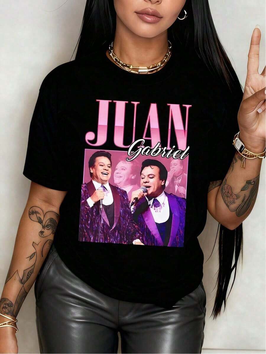 Musical Legend Juan Gabriel On A Women's T-Shirt, 100% Cotton, Captures His Charisma And Passion For Mexican Music With Vibrant Details And Unique Expression In Spanish. - 黑色 - 查看 1