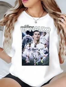 Jugador celebrando con energía en el campo mostrando pasión por el fútbol y movimiento dinámico que inspira fuerza y esfuerzo personal camiseta de mujer casual moderna cómoda para diario - Blanco - Ver 8