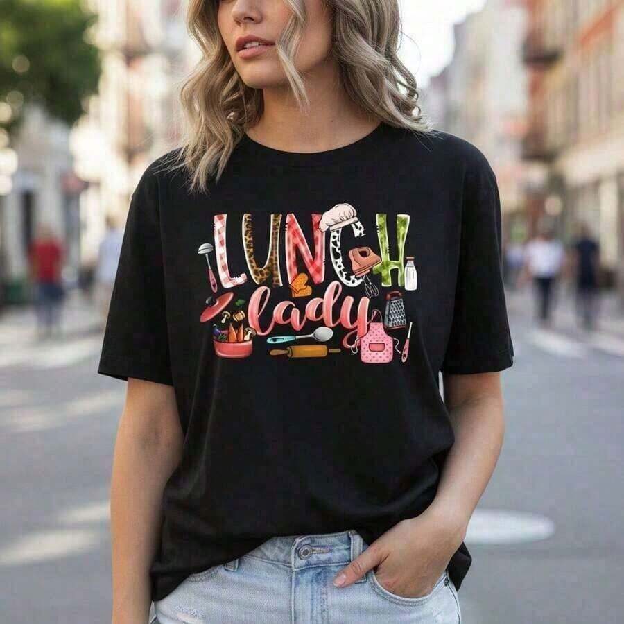 ComfortableGiftGiftGift1pc Women's Pure Cotton Graphic T-Shirt, Plus Sizes S-5XL, "Lunch Lady" Print, Short Sleeve, Casual Top, Soft And Comfortable For Everyday Wear, Loose Fit, Crew Neck, For School Cafeteria Workers, Food Service Staff, Chef Inspired Design, Summer T-Shirts, Summer Clothes, Summer Sets For Women, Summer Graphic Tees, Women's T-Shirts, Soft, Soft, Soft. Loose And Versatile Short Sleeve T-Shirt For Women - 黑色 - 查看 1