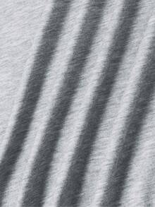 Camiseta Artística con Diseño Floral Translúcido y Estilizado, Pétalos en Degradado Azul y Blanco sobre Fondo Negro, Algodón Suave, Cuello Redondo Casual, Cómoda y Versátil, Estilo Deportivo, Diseño Etéreo de Ensueño para Mujer - Gris Claro - Ver 4