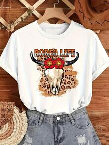 Simple And Versatile Design. Bull Skull With Red Flowers Symbolizing Strength And Passion On An Animal Print Background Evoking Rodeo Life. Modern Casual Women's Cotton T-Shirt. - 白色 - 查看 1