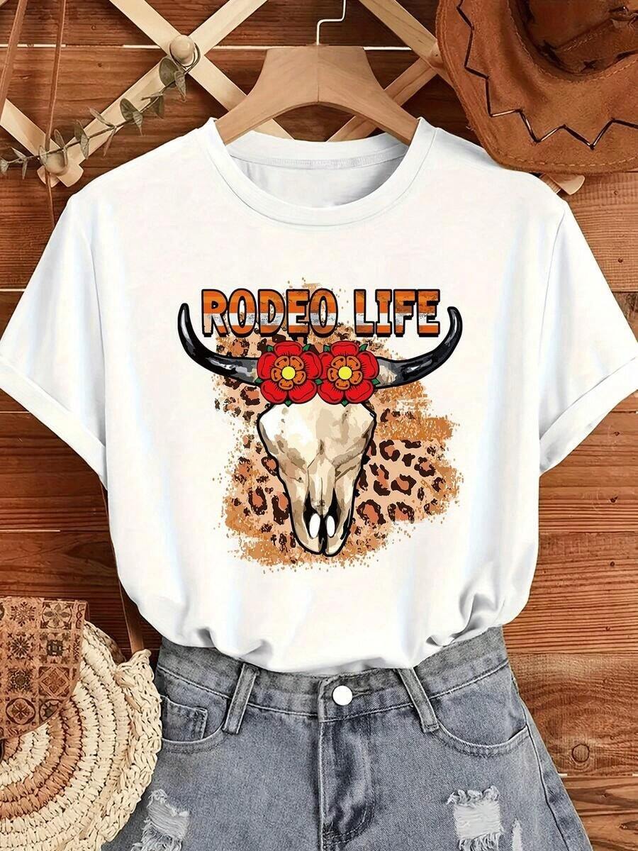 Simple And Versatile Design. Bull Skull With Red Flowers Symbolizing Strength And Passion On An Animal Print Background Evoking Rodeo Life. Modern Casual Women's Cotton T-Shirt. - 白色 - 查看 1