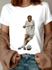 Image Of A Player In Motion Reflecting Energy, Passion, And Sporting Attitude, Showcasing The Power Of The Moment. Perfect For Those Who Love Football And Overcoming Challenges. Comfortable, Modern, Casual Women's T-Shirt. - 白色 - 查看 1