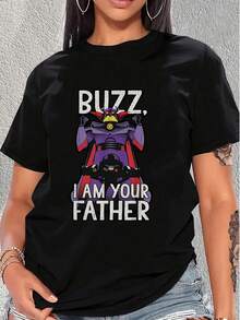 El estampado muestra a un poderoso robot galáctico que levanta los brazos proclamando Buzz I am your father" simbolizando humor y la conexión entre tecnología y imaginación perfecta para fans de la ciencia ficción camiseta de mujer  suave y cómoda para uso diario - Negro - Ver 1