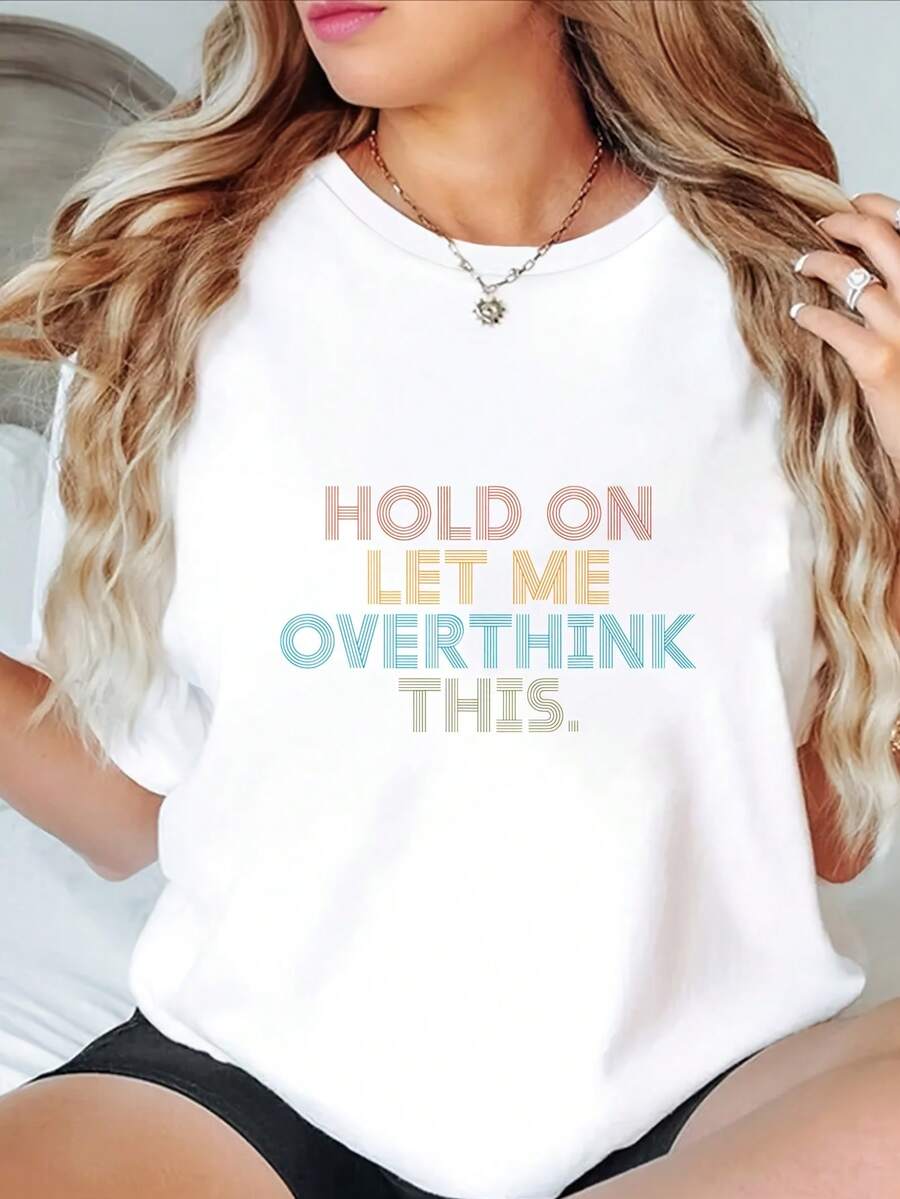 Camiseta gráfica divertida para mujer de talla grande con la frase "Espera un momento, necesito pensar profundamente" - Top casual de cuello redondo suave, diseño de letras coloridas, tela ligera y transpirable, lavable a máquina, corte regular, adecuada para el uso diario en primavera y verano - Estilo con un toque de humor. Camiseta de manga corta cómoda y versátil.