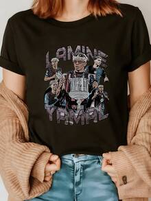 Moments Of Sporting Celebration With A Shining Trophy, Figures Enjoying The Victory, Energy And Passion In Modern Tones, Comfortable Casual Women's T-Shirt For Everyday Wear - 黑色 - 查看 1