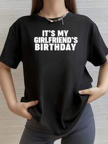 The Text Celebrates A Girlfriend's Birthday With A Fun Message Expressing Pride And Affection, Conveying Joy And Good Humor. Ideal For Special Moments, This Women's Casual T-Shirt Is Comfortable For Everyday Wear And Social Gatherings. - 黑色 - 查看 1