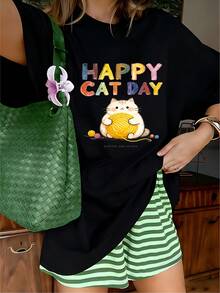 Kawaii Happy Cat Day Graphic T-Shirt, 100% Cotton Oversized Soft Breathable Casual Crewneck Short Sleeve Top, Summer Vibes Streetwear Tee for Cat Lovers and Aesthetic Fans - Negro - Ver 2