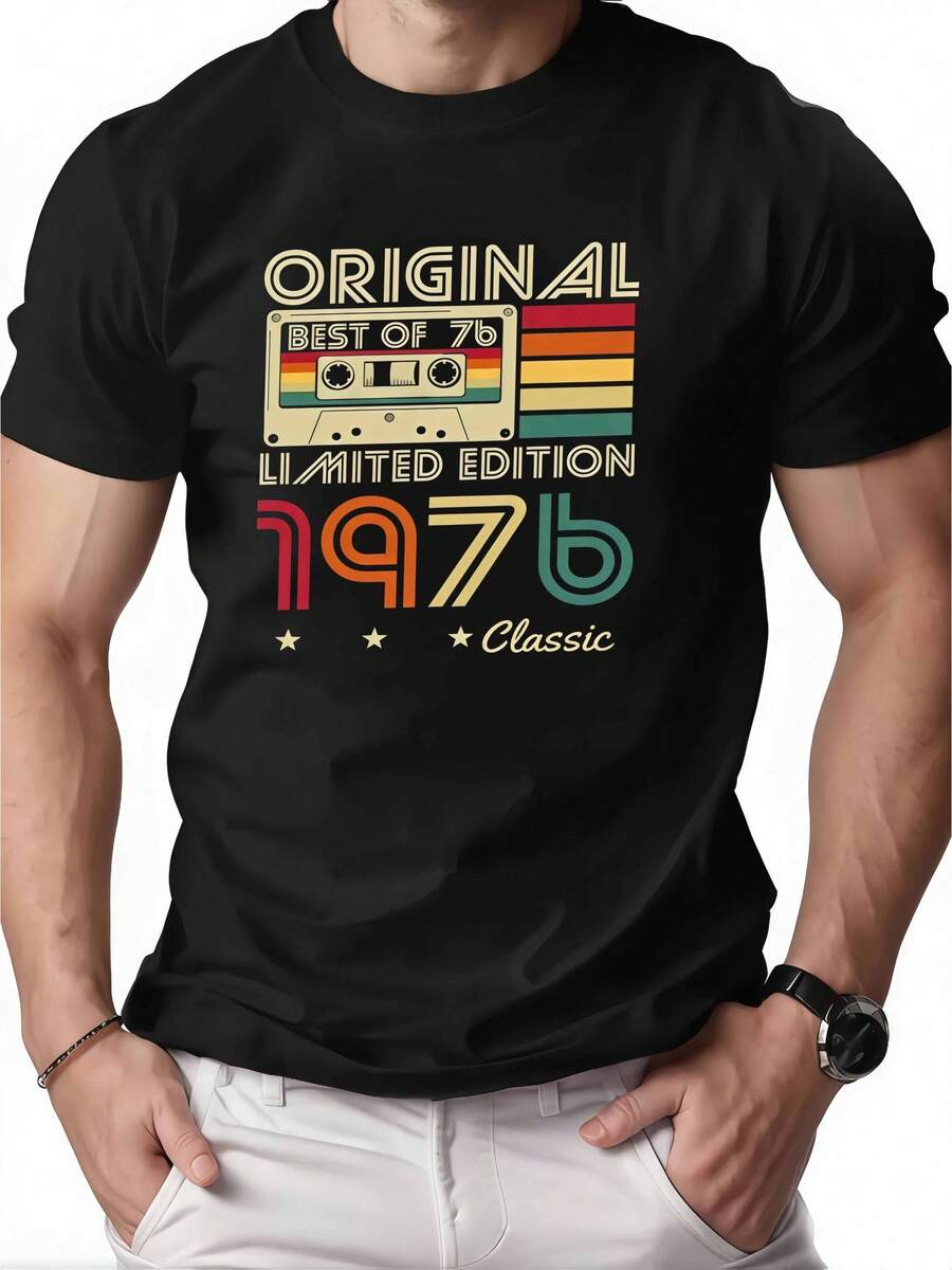 Men's Adult T-Shirt With A Modern And Fashionable Print Featuring A Vintage 1976 Tape And A Creative, Original Limited Edition Print. The Design Is Inspired By 70s Tape Music Culture And A Birthday Commemoration Theme. With A Crisp, Streamlined Cut, This Garment Creates A Clean And Vibrant Look. Its Relaxed Yet Flattering Silhouette Suits All Body Types, Offering A Style That Is Both Casual And Sophisticated. - 黑色 - 查看 1