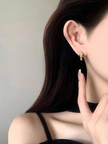 一对优雅精致的几何结饰设计锆石镶嵌铜合金时尚耳环，适合女性日常、通勤、休闲和派对佩戴。 - 金黃色 - 查看 4