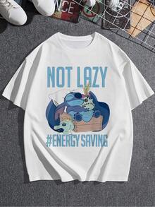 Gráfico divertido que muestra a una criatura azul durmiendo con una almohada y un peluche transmitiendo un mensaje de relajación y ahorro de energía camiseta de mujer  cómoda y casual para uso diario - Blanco - Ver 3