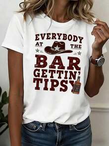 Camiseta cómoda 100% algodón para mujer con estampado de sombrero de vaquero "TODO EL MUNDO EN EL BAR SE BORDEA" para un ambiente casual de bar. Camiseta de manga corta holgada y versátil para mujer, ideal para fiestas en el bar y momentos de relajación. - Blanco - Ver 1