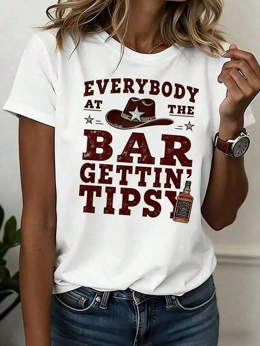 Camiseta cómoda 100% algodón para mujer con estampado de sombrero de vaquero "TODO EL MUNDO EN EL BAR SE BORDEA" para un ambiente casual de bar. Camiseta de manga corta holgada y versátil para mujer, ideal para fiestas en el bar y momentos de relajación. - Blanco - Ver 1