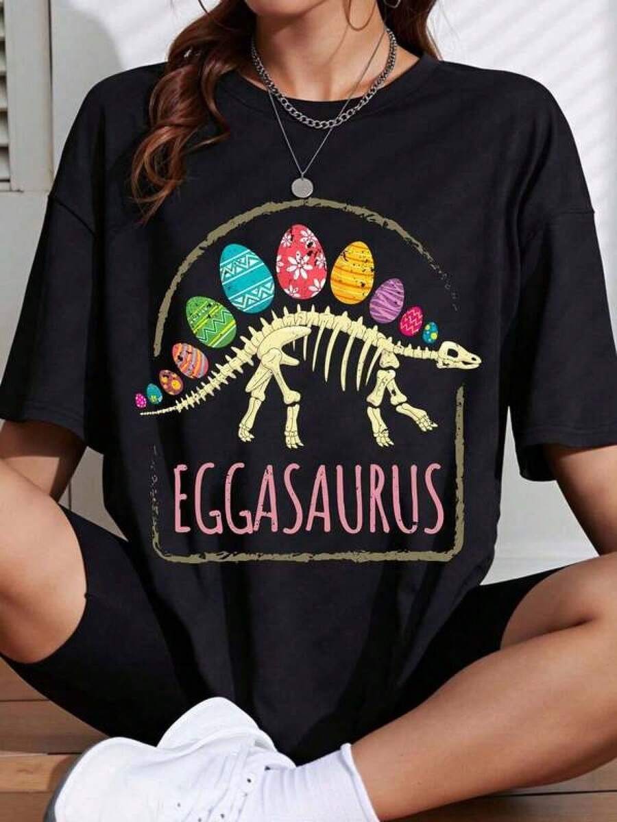 Funny T-Shirt With Eggasaurus Dinosaur Skeleton Graphic And Easter Egg For Men And Women, Casual Spring And Summer Top, Christmas Gift, Blouses For Women, Blouses, Casual Blouses For Ladies, Casual Tops For Women, Women's Tops, Tops, Unisex. - 黑色 - 查看 1