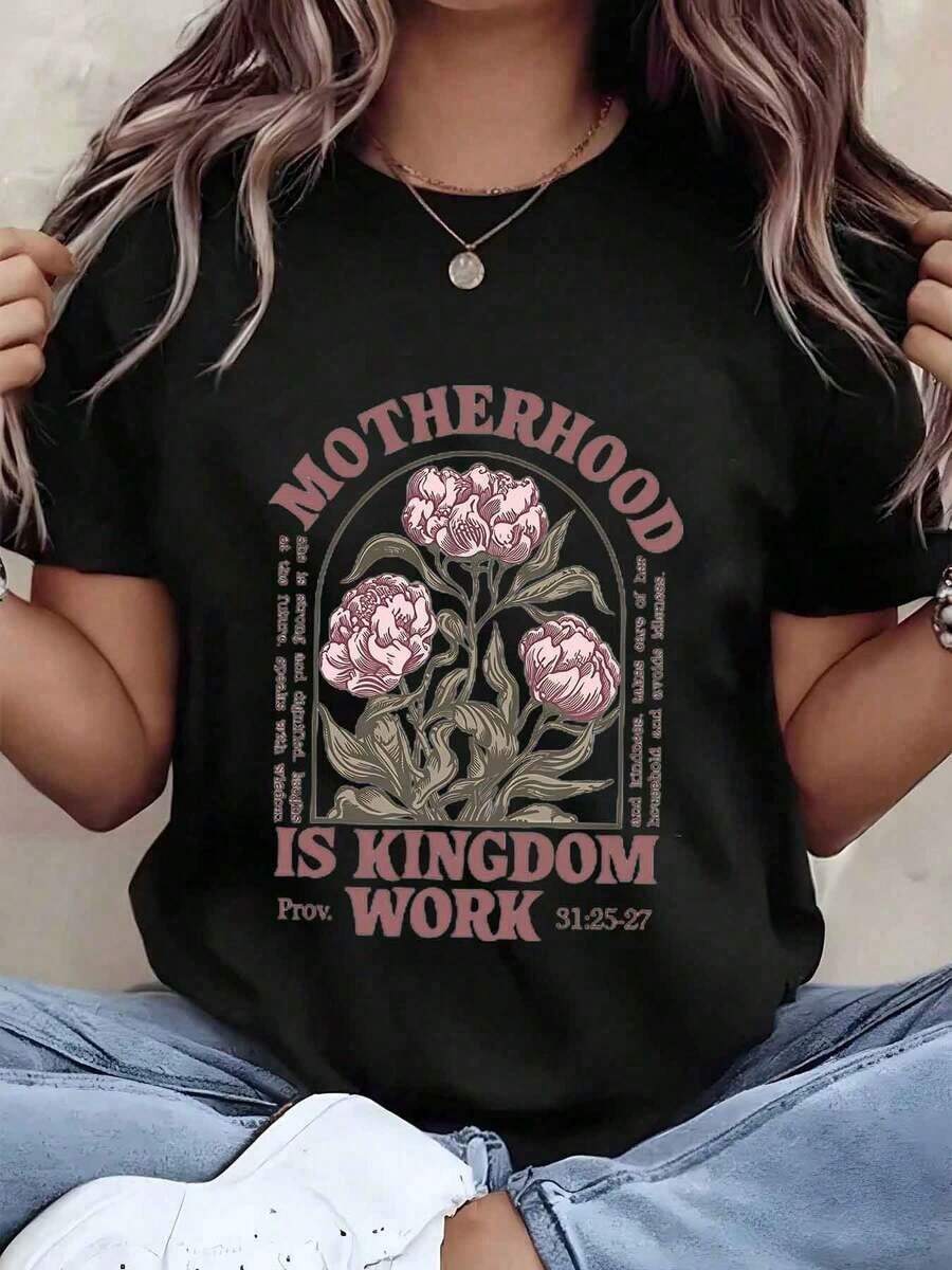 Soft, Breathable, And Lightweight For All-Day Comfort. Women's T-Shirt With A Floral Print Of The Bible Verse "Motherhood Is A Work Of The Kingdom," Crew Neck, Short Sleeves, Casual Style, Ideal As A Gift For Mothers, 220g. Classic Neckline With A Relaxed Fit That Flatters All Body Shapes And Is Easy To Pair With Jeans, Shorts, And Leggings. - 黑色 - 查看 1