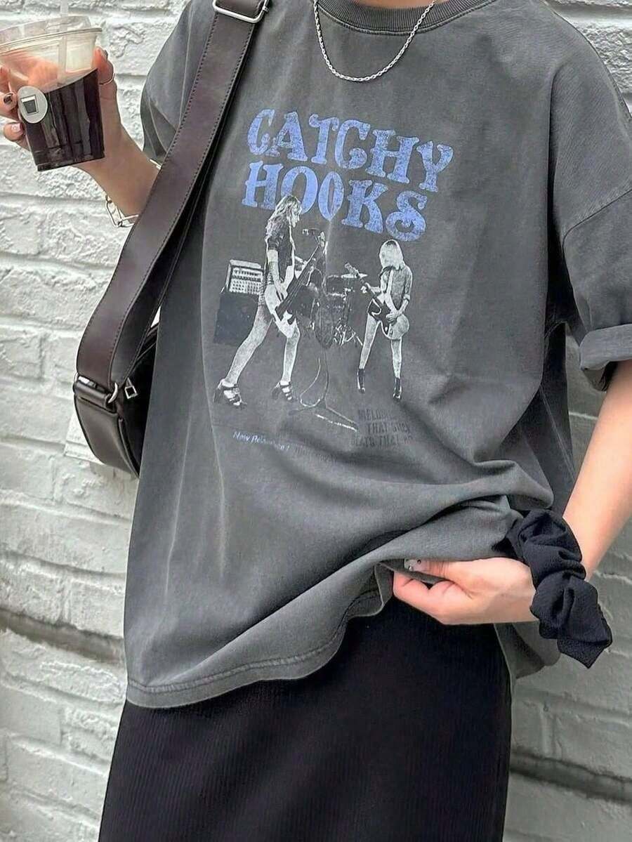 Retro Style Band Print Short Sleeve T-Shirt, Dark Grey, 100% Cotton, Casual Rock Style For Women, Women's Short Sleeve T-Shirt, Women's Top, T-Shirt, 100% Cotton, For Women, Regular Length, Comfortable Pure Cotton Fabric, Machine Washable. - 深灰色 - 查看 1