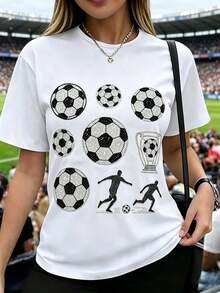 Camiseta de mujer de manga corta, estampado 2D de fútbol multielemento, balones de fútbol con pedrería, trofeo y silueta de jugador en blanco y negro, cuello redondo casual - Blanco - Ver 1