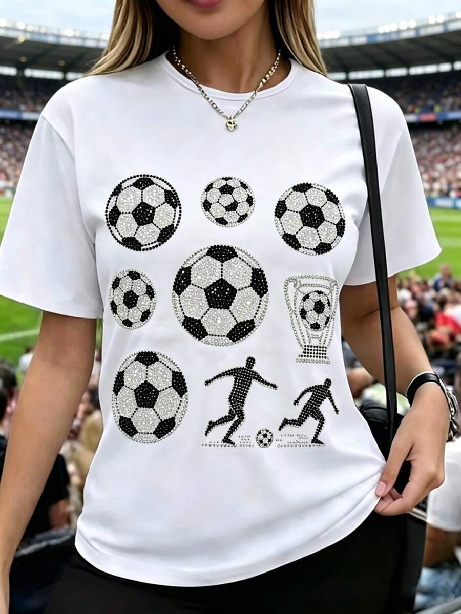 Camiseta de mujer de manga corta, estampado 2D de fútbol multielemento, balones de fútbol con pedrería, trofeo y silueta de jugador en blanco y negro, cuello redondo casual - Blanco - Ver 1
