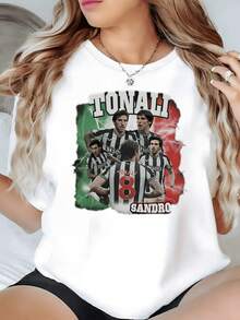 Italian Tricolor Flag With Figures Of Players Celebrating The Passion Of Football And Competitive Spirit With Energy And Strength. Women's Casual Modern Comfortable T-Shirt For Everyday Wear - 白色 - 查看 8