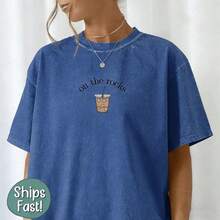 Estilo Y2K, estilo de moda, lo más nuevo de 2026, estilo lindo, estilo casual. 1 pieza de camiseta holgada de talla grande para mujer, 100% algodón, con diseño estampado de café helado "On The Rocks", perfecta para visitas a cafeterías, desplazamientos matutinos y uso diario para amantes del café, mostrando la actitud casual de la cultura del café estadounidense, 180g (S-XXXL). - Azul-2 - Ver 4