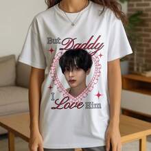 Camiseta  de Wonbin, "Pero papá, lo amo", Camiseta con diseño para el Día de San ValentínCamisetas Casuales para Mujer: Una colección que incluye camisetas casuales, tops y camisetas ideales para el uso diario. Confeccionadas con tejidos ligeros y transpirables, estas prendas presentan una estética de inspiración vintage, lo que las convierte en una excelente opción tanto para la vida universitaria como para conjuntos cotidianos. Los diseños son encantadores y bonitos, con un corte cómodo y favorecedor. Gracias a su estilo clásico, tejidos suaves al tacto y sensación agradable para la piel, estas prendas poseen un distintivo aire de inspiración mexicana. - Blanco - Ver 1