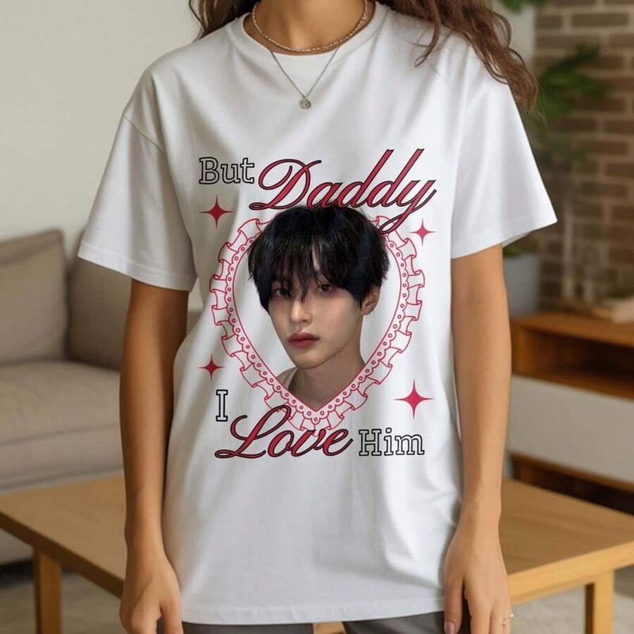 Camiseta  de Wonbin, "Pero papá, lo amo", Camiseta con diseño para el Día de San ValentínCamisetas Casuales para Mujer: Una colección que incluye camisetas casuales, tops y camisetas ideales para el uso diario. Confeccionadas con tejidos ligeros y transpirables, estas prendas presentan una estética de inspiración vintage, lo que las convierte en una excelente opción tanto para la vida universitaria como para conjuntos cotidianos. Los diseños son encantadores y bonitos, con un corte cómodo y favorecedor. Gracias a su estilo clásico, tejidos suaves al tacto y sensación agradable para la piel, estas prendas poseen un distintivo aire de inspiración mexicana. - Blanco - Ver 1