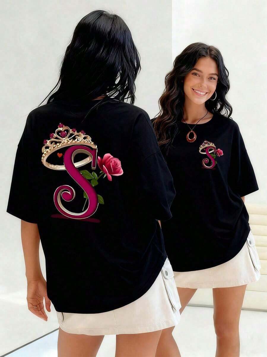 Letra S adornada con una corona dorada y una rosa roja pasión simboliza la realeza del amor camiseta para mujer, 100% algodón que evoca la belleza y el poder femenino.Suitable for spring, summer and autumn - Negro - Ver 1