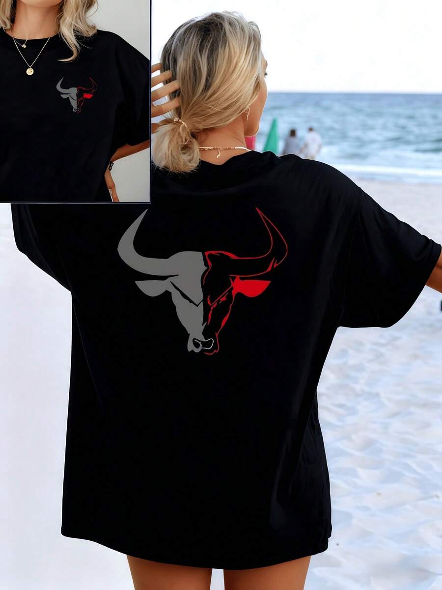 Bull's Head With Curved Horns Symbolizing Strength, Balance, And Inner Energy In Shades Of Gray And Red On A Soft Background. Women's Double-Sided Printed Casual T-Shirt For Summer Beach - 黑色 - 查看 1