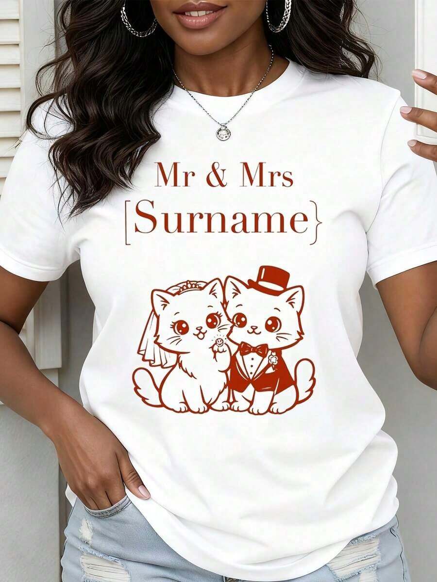 "Mr. And Mrs. Cat" Wedding T-Shirt For Couples, Personalized T-Shirt With Surnames For Couples, Bride And Groom Design With Adorable Kittens, White Cotton T-Shirt. - 白色 - 查看 1